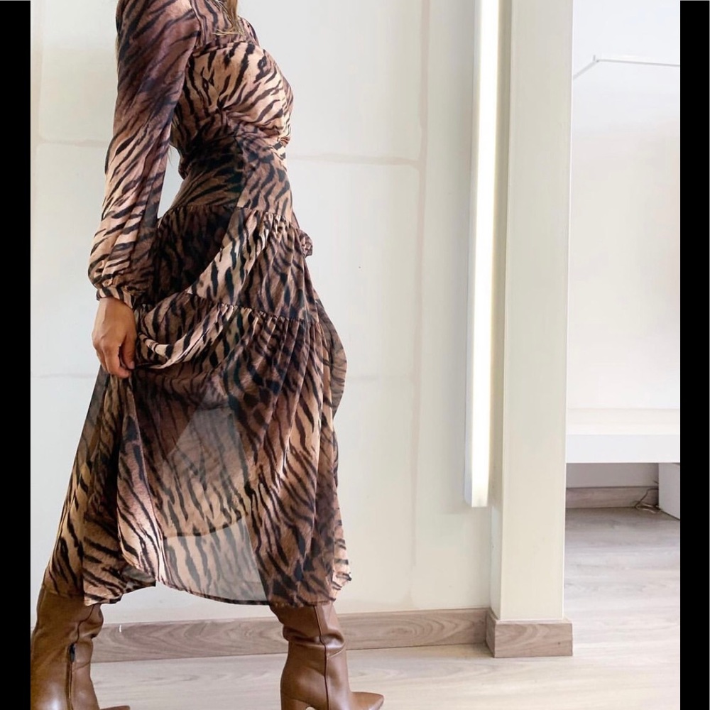 Dress - Picture 6 of 6